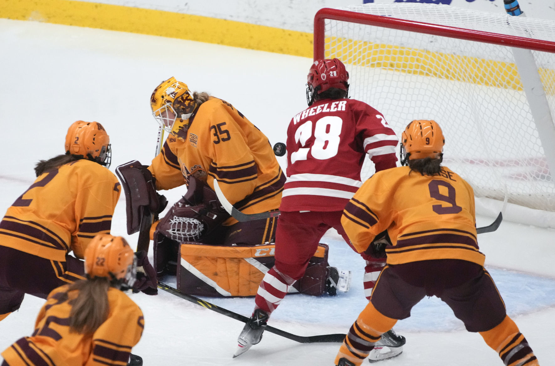 Minnesota hands top-ranked Wisconsin another loss with late goal